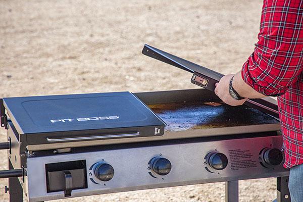Pit Boss Deluxe 4-Burner Griddle - Image 5